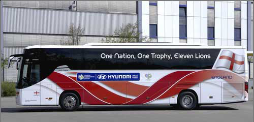 英格兰队大巴，口号是One nation,one trophy,eleven lions(一个国家，一座奖杯，11只雄狮).jpg