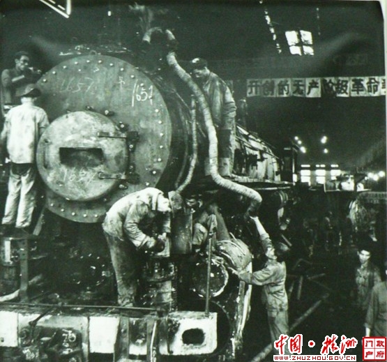 株洲厂60年代繁忙的蒸汽机车修理现场.jpg
