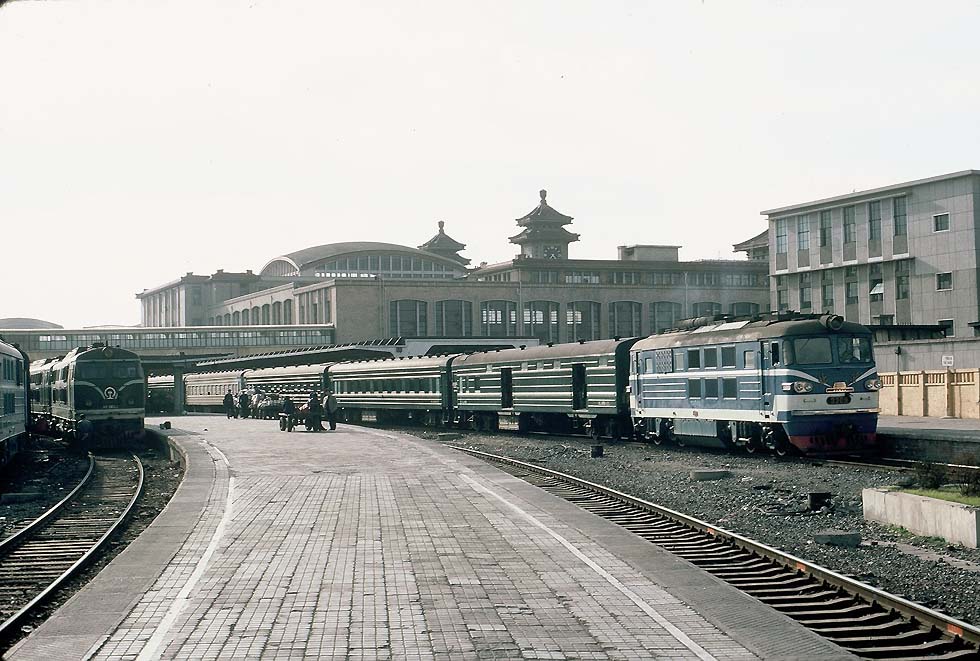 小北京牵引旅客列车驶出北京站.jpg