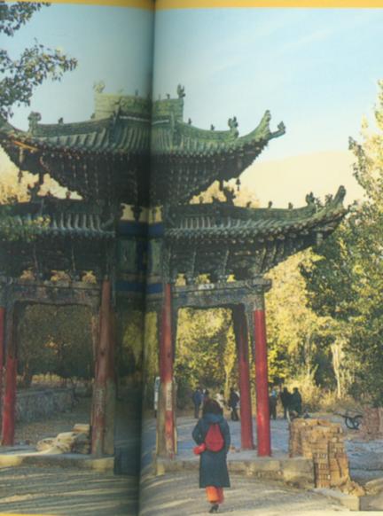 敦煌石窟宝藏牌坊.jpg