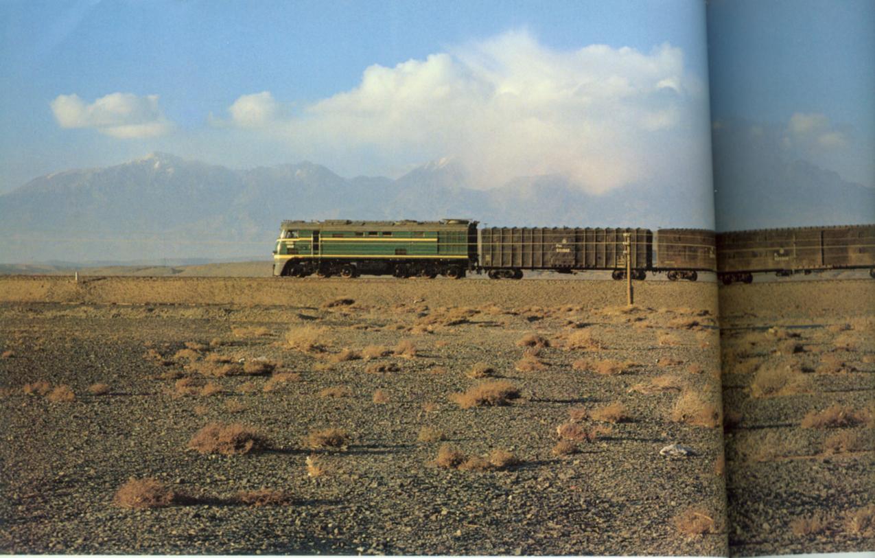 荒漠里的列车.jpg