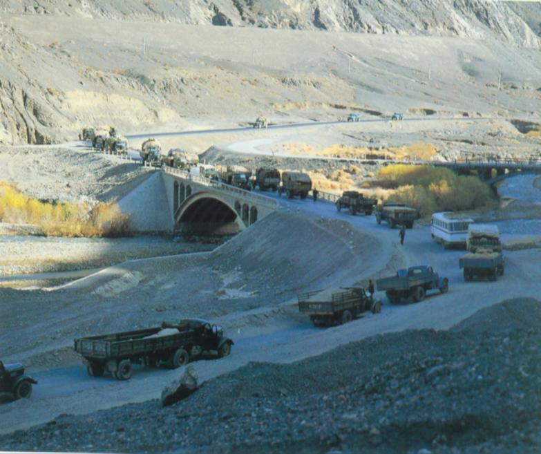 天山脚下的公路.JPG