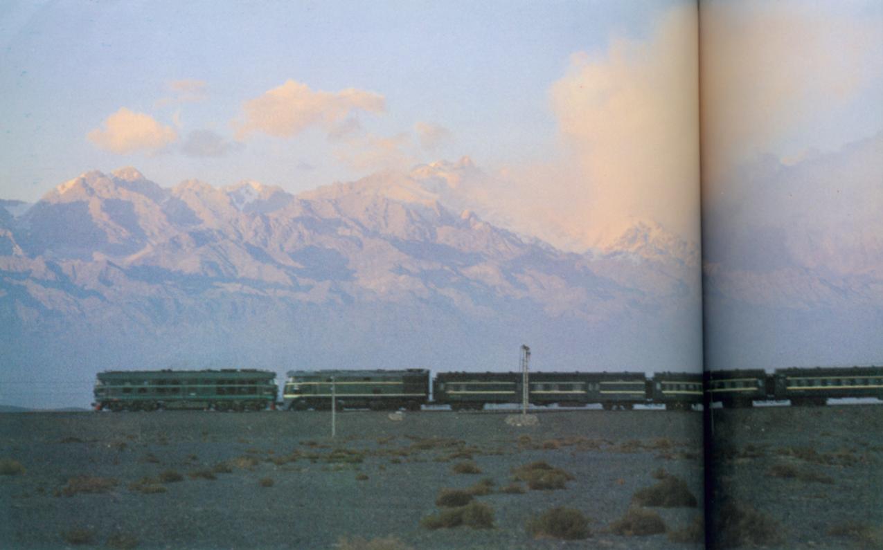 晚霞下的天山.jpg