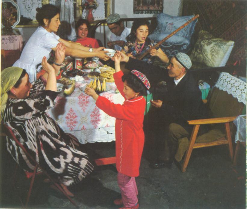 乌鲁木齐维吾尔族群众欢庆节日.jpg