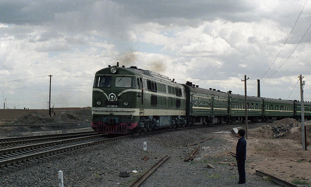 NY70018牵引3次列车抵达大同（85年）.jpg