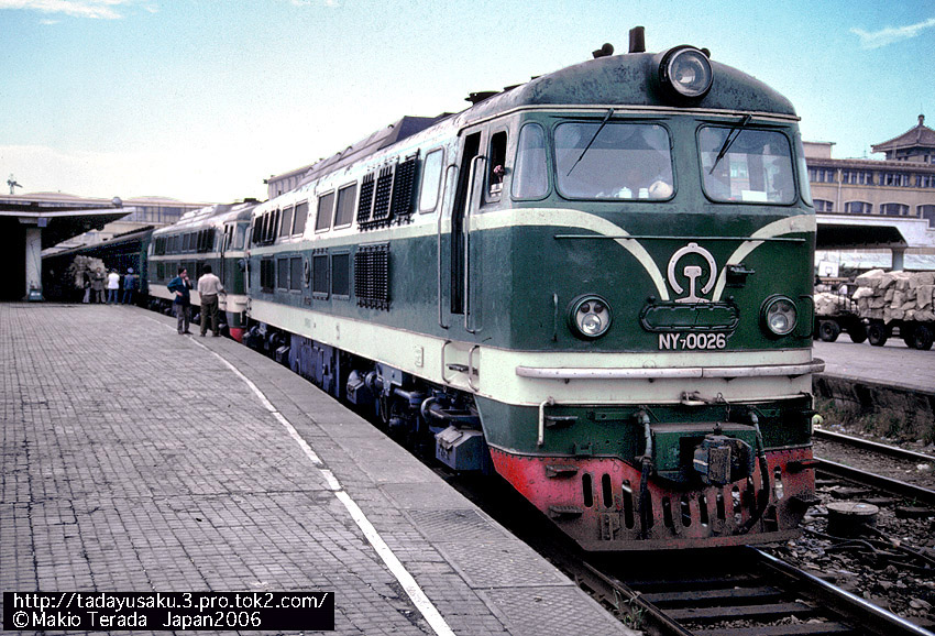 NY70026牵引北京-大同旅客列车（88年）.jpg