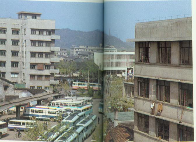 杭州市区内一个公交的停车场.jpg