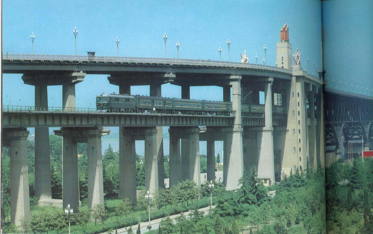 列车通过南京长江大桥.jpg