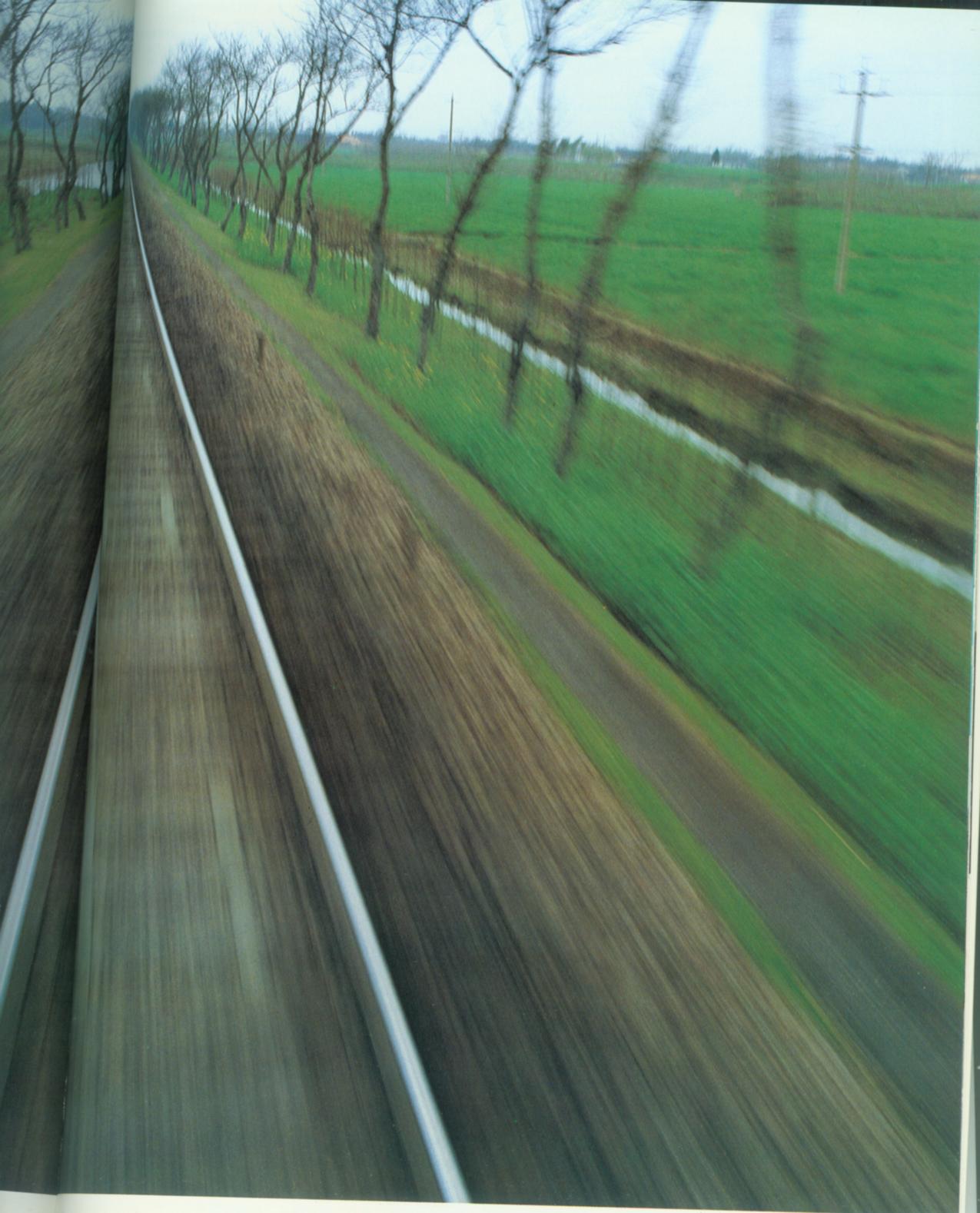 列车在华北平原上飞驰.jpg