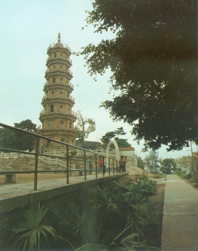 罗星塔耸立在马尾罗星山上，离福州市区21公里.jpg