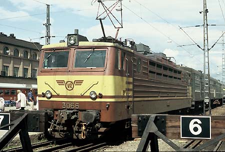 Express Tolstoi Moscow - Helsinki, Finnish engine no. 3066 and Soviet cars, Hels.jpg