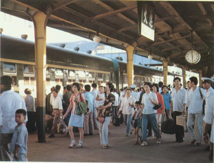 大连车站南来北往的旅客.jpg