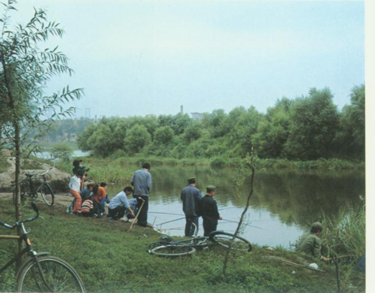 河边钓鱼人。mu dan jiang.jpg