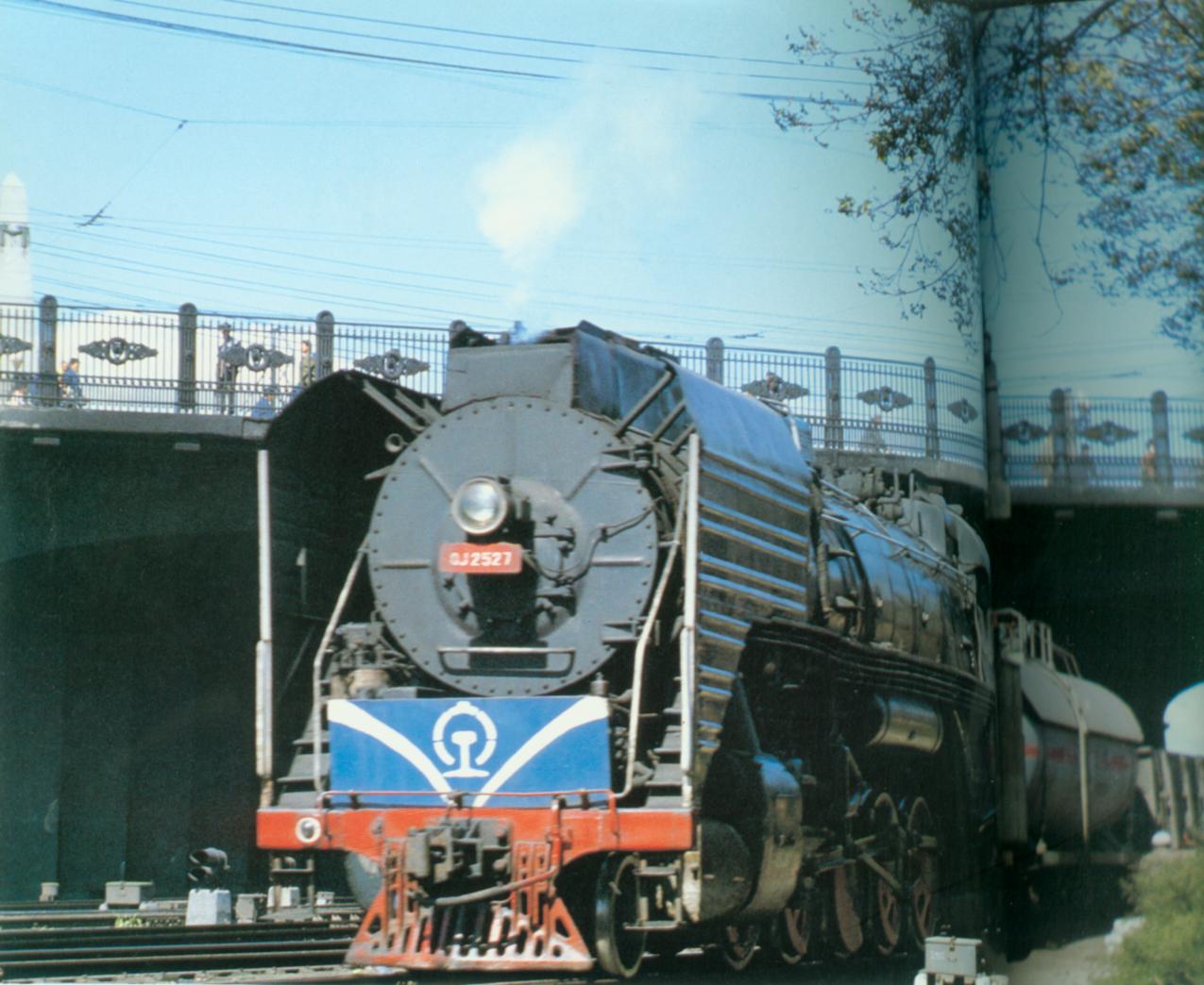 霽虹桥下的前进型2527号机车.jpg