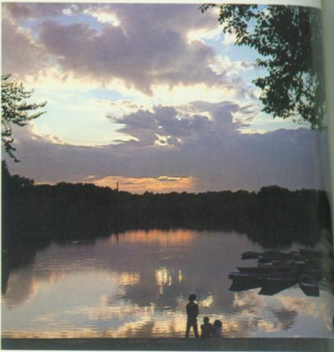 齐齐哈尔龙沙公园劳动湖的夕阳.jpg