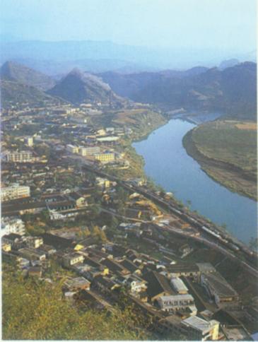 从山上看坪石站.jpg