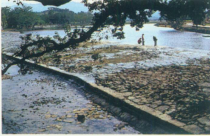 灵渠分水堰堤.jpg