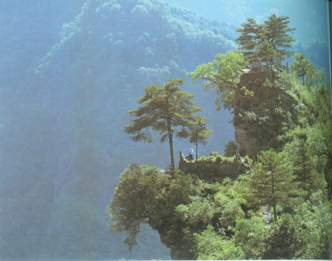 武当山飞身岩.jpg
