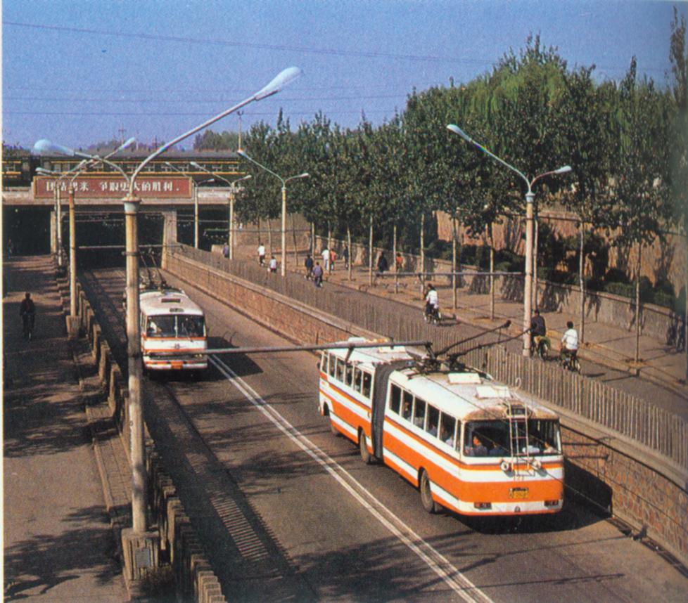 郑州街头的SK561电车.jpg