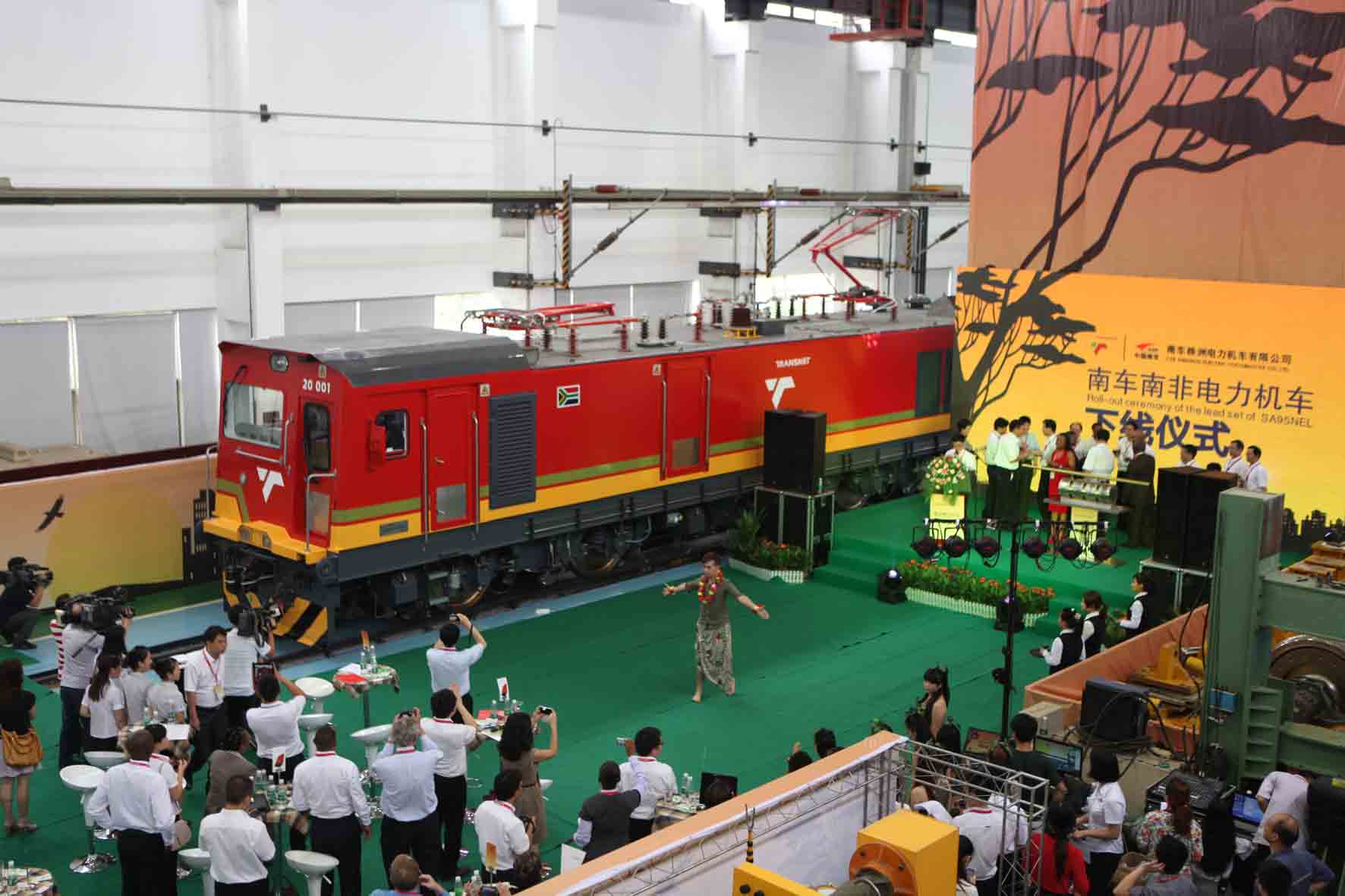 株洲厂出口南非机车.JPG