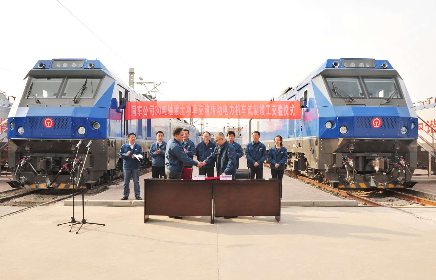 HXD2F0001-0002机车下线.jpg