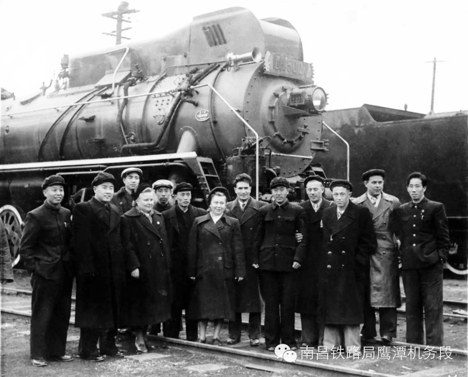 1956年，苏联依尔库兹克青年代表团到工厂参观时合影.jpg