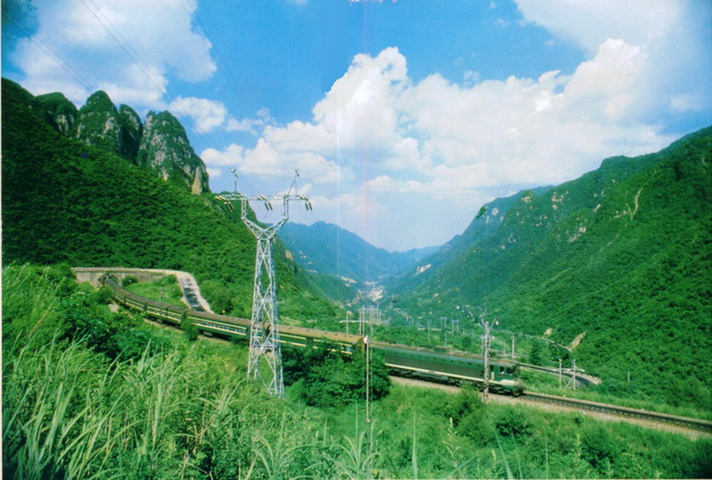 6G牵引的列车行驶在秦岭山中.jpg