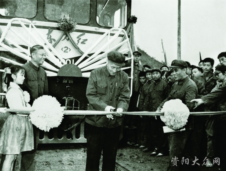 东方红20001机车剪彩-73年.jpg