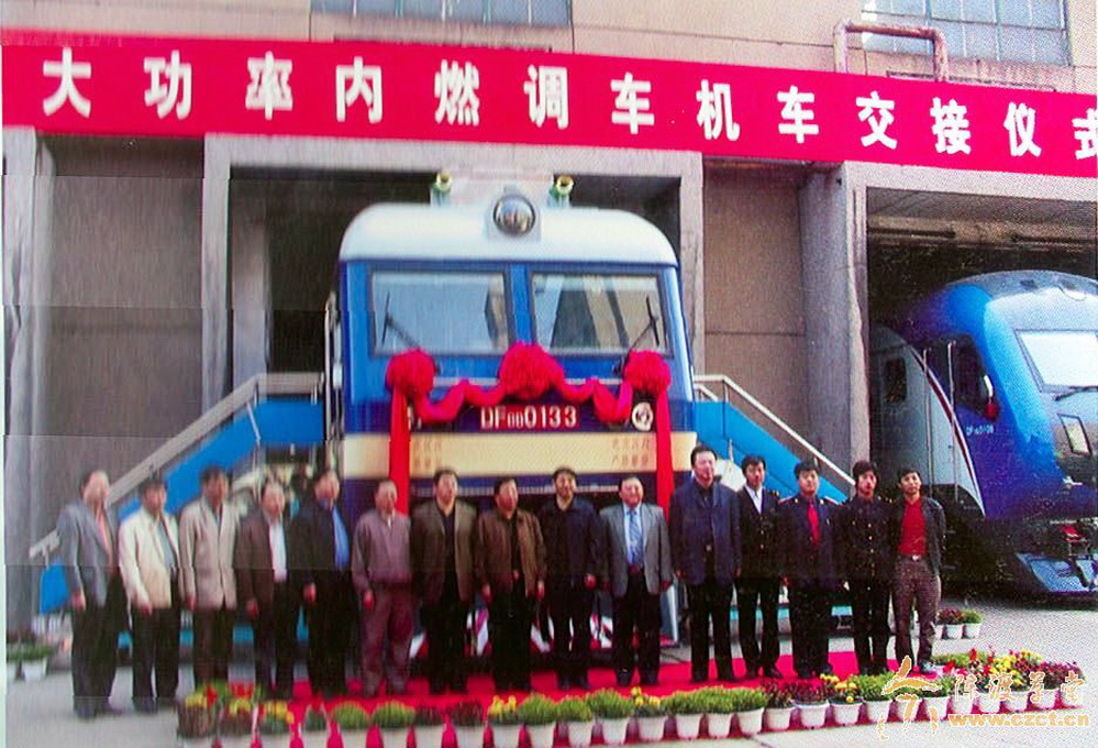 戚厂2004年10月28日，在东风8B基础上改进设计的大功率调车机车出厂.jpg