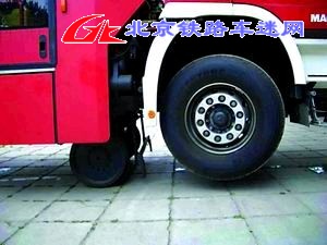 公路地铁2用消防车2.jpg