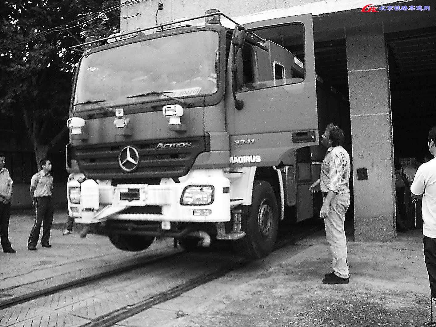 公路地铁2用消防车3.jpg