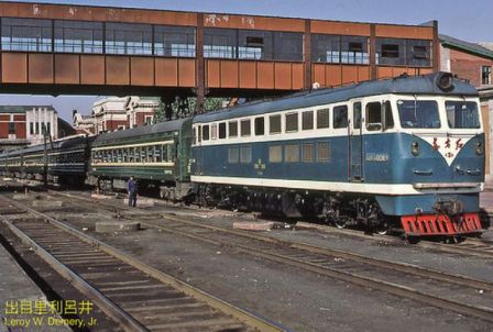 1983年9月，沈阳火车站的液压柴油内燃机车东方红3号.jpg