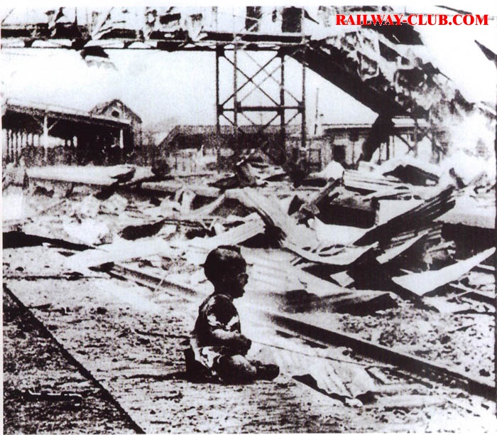 1937年8月28日日军轰炸上海南站炸死200余人受伤不计其数.jpg