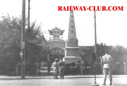 1932年日寇在哈尔滨车站前建碑.jpg