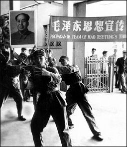 广州火车站解放军的“毛泽东思想宣传队”在颂唱《毛主席语录》.jpg