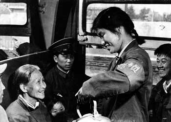 1975年1？2次特快列车的列车员正在为乘客热情服务.jpg