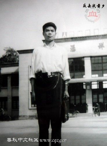 侦察英雄张定贵战前在凭祥车站的留影.jpg