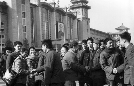 1978年北京某大学在北京站迎接77级新生入学.jpg