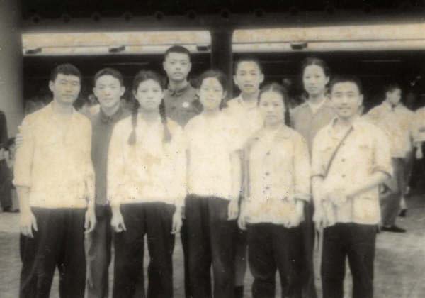 1968年6月28日北京火车站外附同学奔赴北大荒留念.jpg