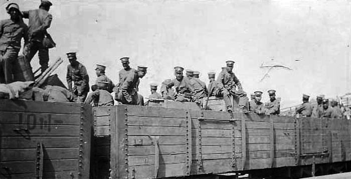 1912年2月29日北洋军第三镇发生哗变，天津,劫夺火车准备开往东三省的乱军.jpg