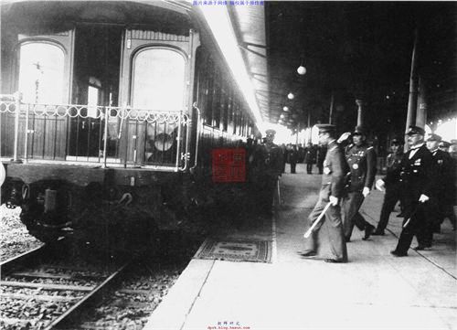 1935年9月8日溥仪从“新京”乘坐御用列车前往哈尔滨参加“大典观舰式”.jpg