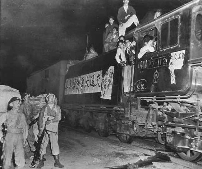 1947年5月23日上海交通大学师生不满院系调整被改名为南洋工学院，赴南京请愿.jpg
