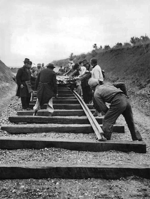 1948年2月江西，修筑浙赣铁路的劳工.jpg