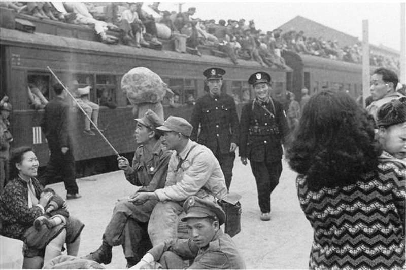 1949年4月上海北站，开往杭州列车上的逃难人群.jpg