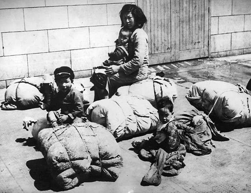 1949年7月火车站准备乘车逃离的难民母子.jpg