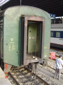 拍到了"北京2008"(奥运会号)牵引6437次