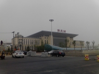 六月八号的新保定站和即将拆除的老保定站。