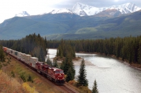 [转帖]落基山脉Maligne Lake旁边的火车（1Pic）