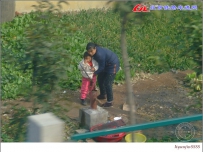 从车上抓拍线路两侧的人们。