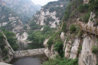 上午,去黑龙潭路过京通王庄隧道,无奈路上不太好